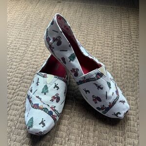 EUC TOMS Holiday Santa Train Print Canvas Slip-Ons | Size 9